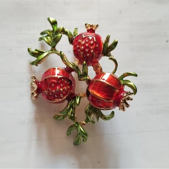 Red Pomegranate Gold Brooch - Picture 3 of 7